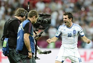 لاعب المنتخب اليوناني يورغوس كاراغونيس وفرحة بهدف الوصول