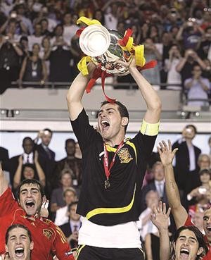 كاسياس يحمل كاس اوروبا 2008
