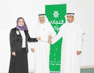 جانب من تقديم شيك الدعم من التجاري لتعاونية الرميثية
