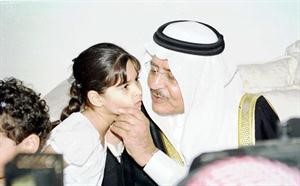لمسة ابوية حانية من الفقيد الراحل 