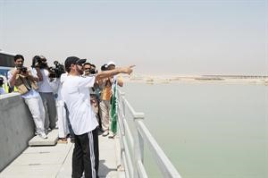 دفاضل صفر مشيرا الى جسر السيارات
