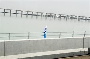 جسر السكك الحديدية العمل يجري فيه على قدم وساق
