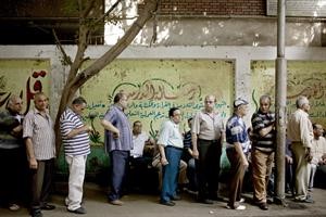 طابور الناخبين في انتظار الادلاء باصواتهم امس افپ