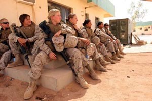 توجيه اللوم لمجندات أميركيات لالتقاط صور بالزي العسكري أثناء إرضاع أطفالهن