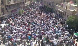الاف المشيعين خلال جنازة الناشط محمد بدر في ريف دمشق افپ