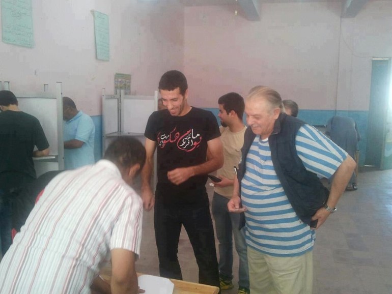 ابو تريكة يدلي بصوته مرتديا تي شيرت بشعار يوم ما افرط في حقك هاكون ميت اكيد