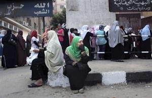 ناخبات يقفن في طابور انتظاراللادلاء باصواتهن اپ