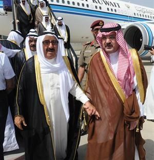 صاحب السمو الامير الشيخ صباح الاحمد لدى وصوله وفي استقباله صاحب السمو الملكي الامير مشعل بن ماجد بن عبدالعزيز