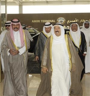 صاحب السمو الامير الشيخ صباح الاحمد قبيل مغادرته البلاد وفي وداعه سمو ولي العهد الشيخ نواف الاحمد