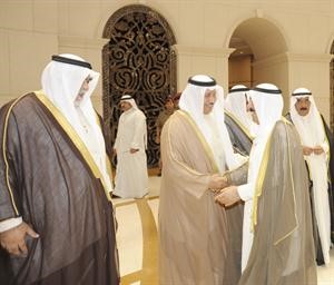 صاحب السمو الامير مصافحا سمو رئيس الوزراء الشيخ جابر المبارك ويبدو الشيخ احمد الخالد