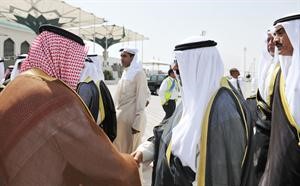 الشيخ مشعل الاحمد لدى وصوله ويبدو الشيخ صباح الخالد والشيخ علي الجراح