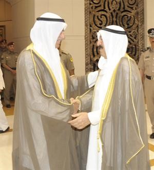 صاحب السمو الامير مصافحا احمد السعدون