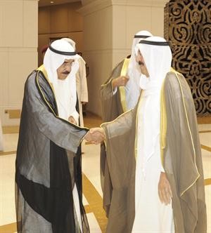 صاحب السمو الامير مصافحا الشيخ فيصل السعود