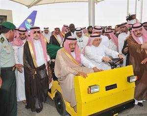  ووزير الدفاع الامير سلمان بن عبدالعزيز متوجها لاداء صلاة الجنازة في الحرم