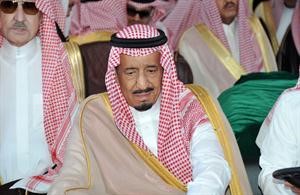 الامير سلمان بن عبد العزيز متاثرا