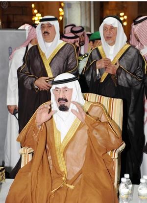 خادم الحرمين يؤدي صلاة الجنازة على ولي العهد الراحل