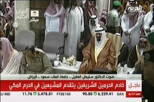 خادم الحرمين يؤدي الصلاة ويبدو المشير محمد حسين طنطاوي