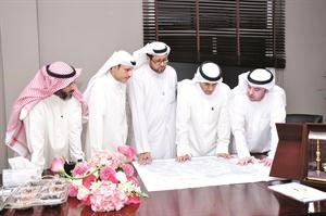 عضو البلدي عبدالله الكندري يصغي الى رئيس واعضاء مجلس الادارة لحل مشاكل المنطقة
