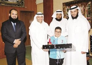 خالد الهاجري يكرم خريجي مشروع القارئ الصغير
