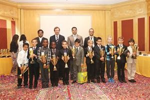 مجموعة من البراعم يحملون جوائزهم﻿