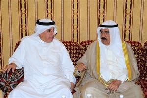الشيخ فيصل السعود مقدما التعازي