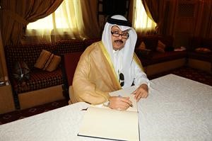والسفير القطري عبد العزيز الفهيد