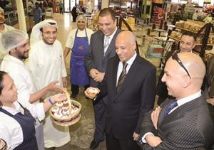السفير عبدالكريم سليمان لدى وصوله الى مركز سلطان سعود سالم
