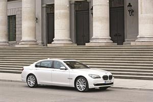 «علي الغانم وأولاده» الوكيل الحصري لـ BMW توقع اتفاقية مع «الأولوية للسيارات»