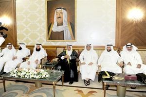 الرئيس احمد السعدون متوسطا خالد السلطان وشعيب المويزري وعبداللطيف العميري وسالم النملان ودجمعان الحربش ود عبدالله الطريجي