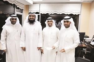 العجمي والسبيعي والحربي والعنزي يتبادلون وثائق العقد﻿