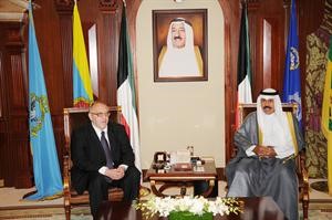 سمو ولي العهد الشيخ نواف الاحمد مستقبلا السفير الكسندر اولشفسكي

