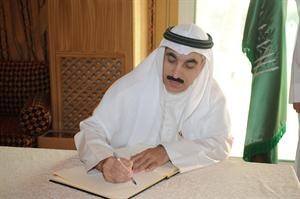 الوكيل المساعد لشؤون الاذاعة يوسف مصطفى يسجل كلمة في سجل التعازي﻿