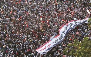 عشرات الالاف يتظاهرون في ميدان التحرير احتجاجا على الاعلان الدستوري المكمل امس افپ 