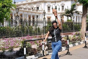 سما المصري تكسر القلل امام مجلس الشعب المصري فرحا بحله