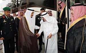 خادم الحرمين الشريفين الملك عبدالله بن عبدالعزيز لدى وصوله جدة امس وفي استقباله ولي العهد نائب رئيس مجلس الوزراء وزير الدفاع صاحب السمو الملكي الامير سلمان بن عبدالعزيز وعدد من الامراء والمسؤولين	واس﻿