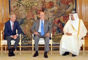 صاحب السمو الملكي الامير سلمان بن عبدالعزيز خلال لقائه الملك خوان كارلوس في مدريد قبل ايام﻿