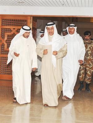 سمو رئيس الوزراء الشيخ جابر المبارك يخرج من الاجتماع وبرفقته الصيفي مبارك الصيفي متين غوزال