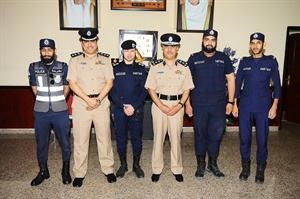 العميد فرج الشمري والعقيد ناصر العدواني يتوسطان المكرمين
