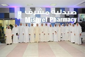 عبدالعزيز السمحان وعدد من الحضور لدى افتتاح صيدلية مشرف 	اسامة ابوعطية﻿