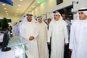 عبدالعزيز السمحان وعبدالرحمن القديري في جولة بالصيدلية﻿