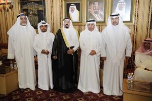 عدد من الحضور يؤدون واجب العزاء
