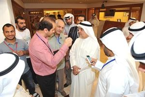 احمد لاري محاطا بالصحافيين