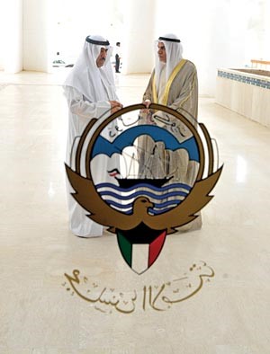 احمد السعدون ومسلم البراك في حوار امام بوابة المجلس بعد صدور حكم الدستورية امس متين غوزال