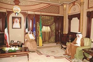 سمو ولي العهد خلال لقائه الشيخ محمد الخالد﻿