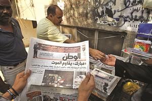 خبر وفاة مبارك الاكلينيكية تصدر صفحات الجرائد المصرية امس رويترز
