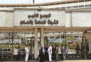 تواجد امني ملحوظ امام المستشفى العسكري الذي نقل اليه مبارك مساء امس الاول افپ
