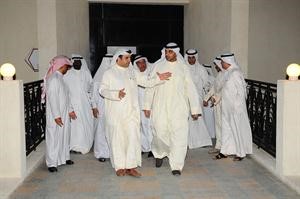 جولة للشيخ محمد العبدالله داخل المقر
