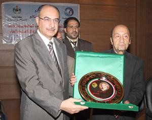 السفير درشيد الحمد يتسلم التكريم
