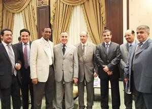 درشيد الحمد يتوسط عددا من الحضور ناصر عبدالسيد

