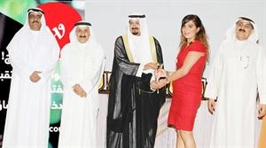 الشيخ احمد العبدالله مكرما ممثلة شركة الوطنية﻿